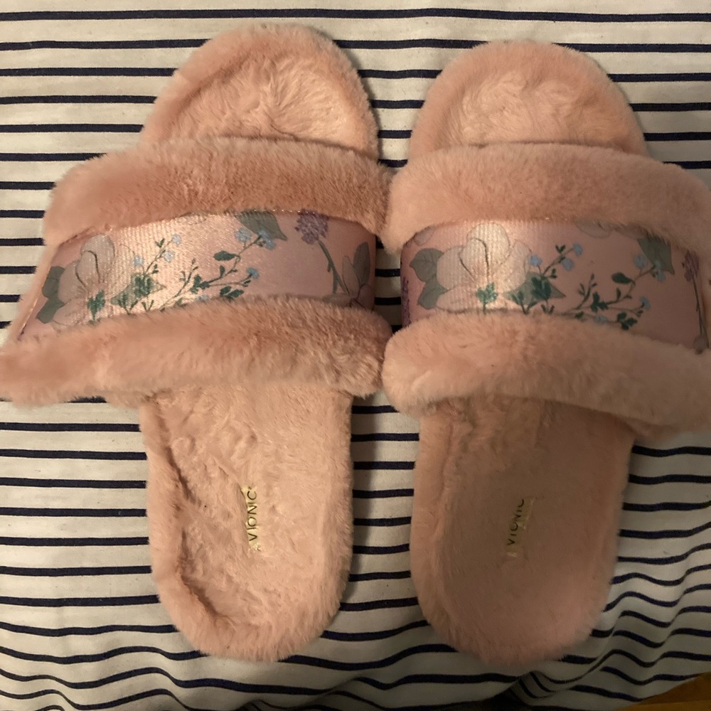 Vionic Indoor Slippers. Size 7.5